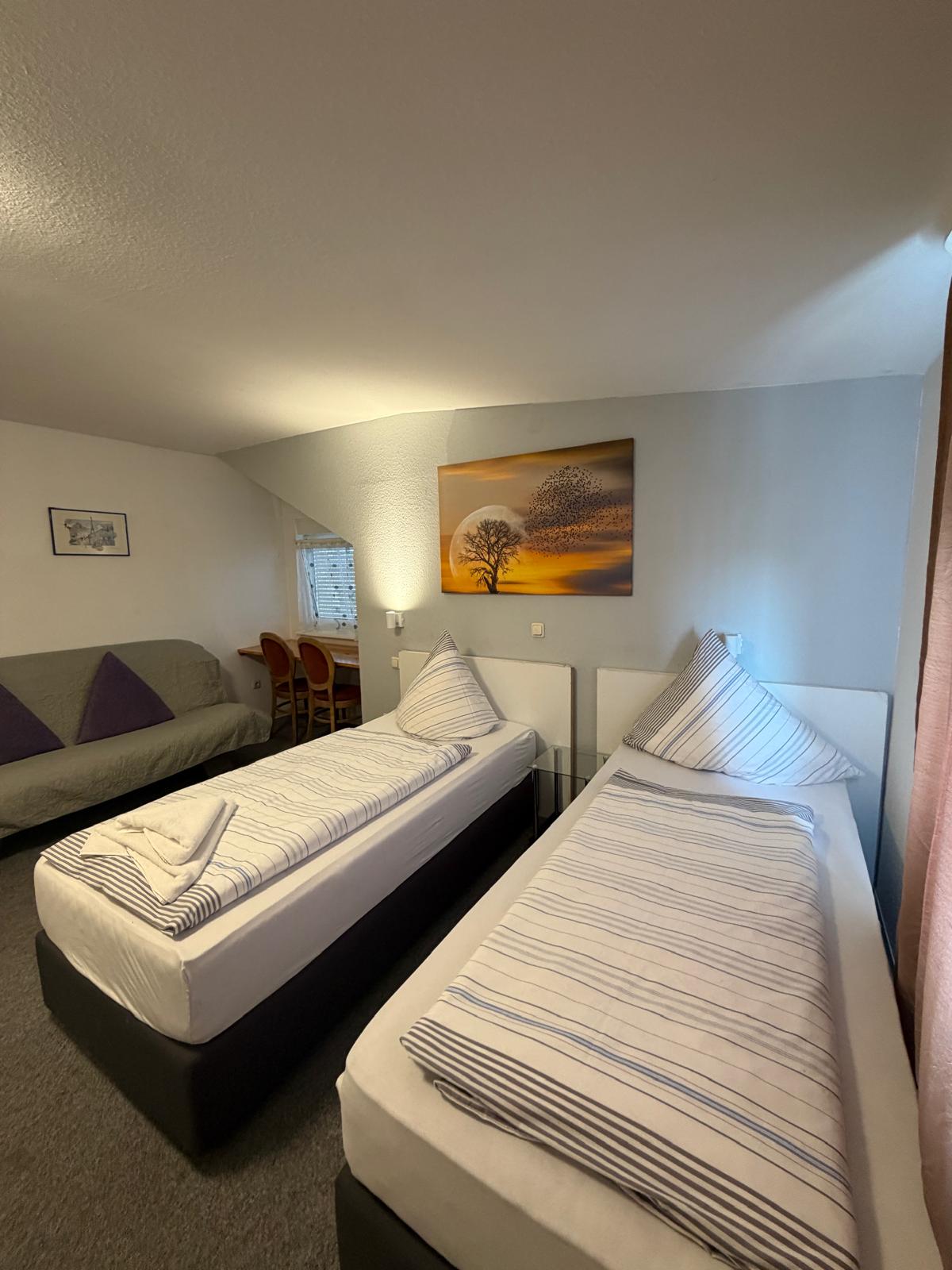 Zimmer für Messe- und Flughafengäste im Hotel-Pension Weller in Dietzenbach
