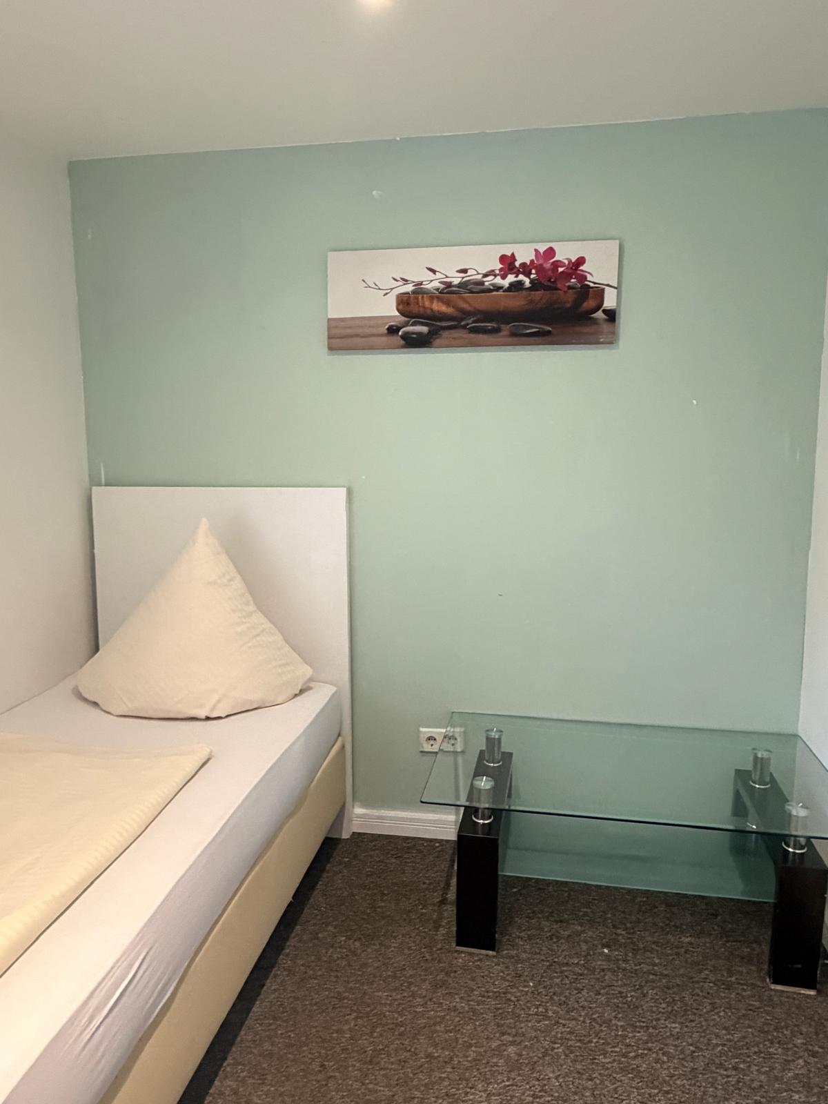 Einzelzimmer mit Bad mit Dusche, Schreibtisch, Kleiderschrank und kostenfreies WLAN inklusive im Hotel-Pension Weller Dietzenbach in Dietzenbach – ab 50 € pro Nacht